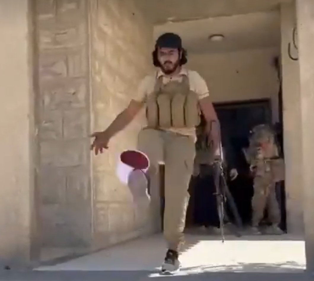 saadshemal's tweet photo. 🔻تذكروا يا ابناء الأقليات في الشرق الأوسط:
متى ما سنحت لهم الفرصة، سيطبقون الشريعة عليكم،
و إن تمكنوا منكم، ستكون زوجتك وبنتك واختك سبايا في أسواق السبايا .
هذا ليس صراع سياسي، بل تطبيق لنصوص يؤمنون بأنها صالحة لكل زمان ومكان متى ما تمكنوا .
اسألوا الإيزيديين والمسيحيين في العراق، والعلويين والدروز اليوم .
او اقرأوا التاريخ ، هذه الأمة أقامت على السبي والقتل واغتصاب الأراضي .