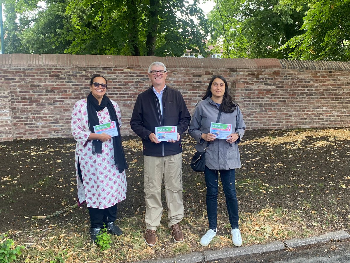 LabourWollatonW's tweet image. Useful doorstep surgery/canvass session tonight in the ward - Eton Grove, Wollaton Rd slip rd, Ancaster & part of Harrow Rd. Good feedback for the local Cllrs on Lime Bikes, the parking scheme, overhanging trees and some national issues too. We will continue to listen & act.