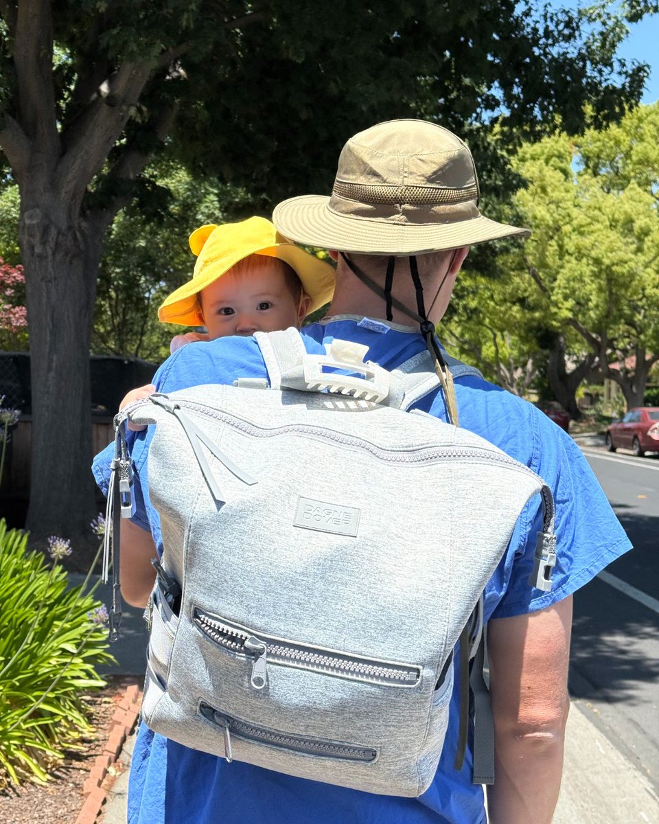 StanfordPlastic's tweet image. 🌟 PGY1 Intern Feature: Dr. Dominic Romeo 🌟
🏡 From Turlock, CA
📚 Studied poli sci, theology, econ & premed
🌏 Spent 4 yrs in China working for WHO, hooping, & on a Mandarin TV show
💪 Loves fitness & family time with his wife & daughter
Welcome aboard! 🎉