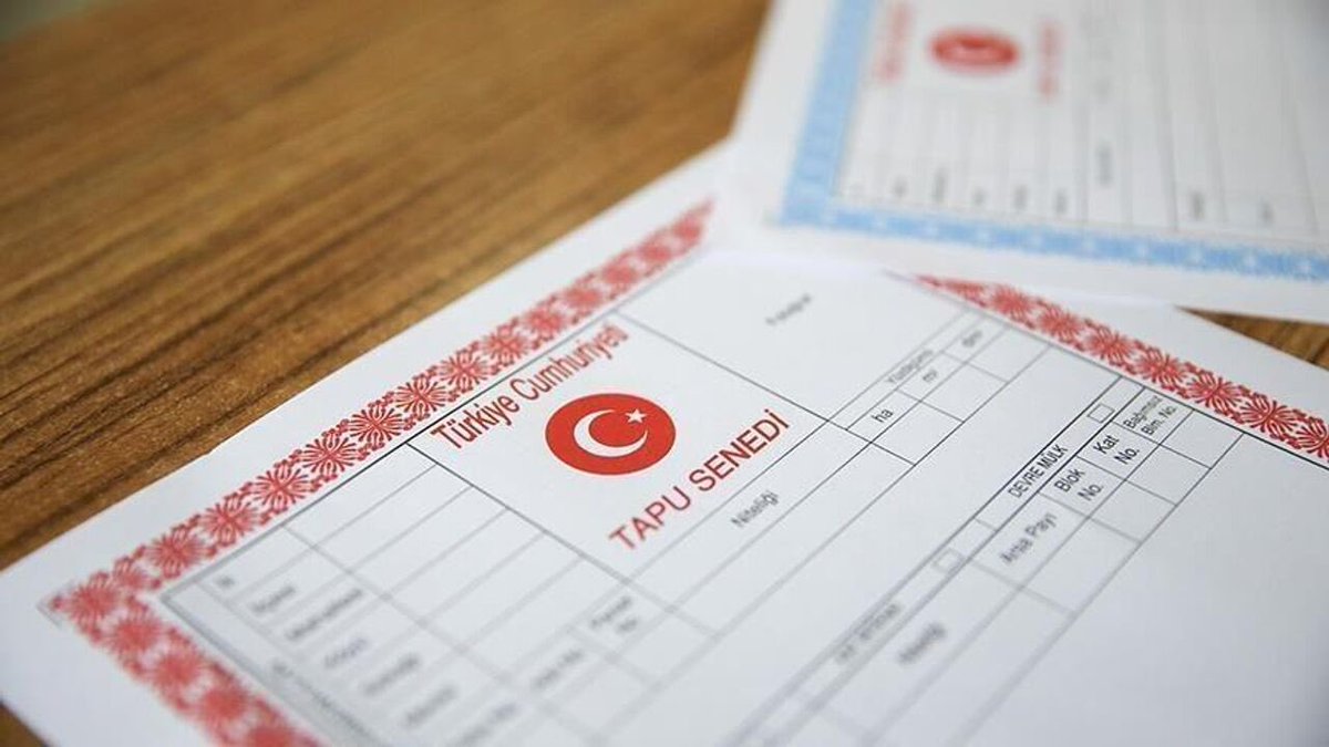 Mülkiyet Hakkı Askıya mı Alınıyor?

Tarım ve Orman Bakanlığı, iki yıl üst üste ekilmeyen tarım arazilerinin 1 Eylül 2025’ten itibaren sahiplerinin izni olmadan kiraya verileceğini açıkladı. Gelirler doğrudan tapu sahiplerine aktarılacak, bedeli ise bakanlık komisyonu