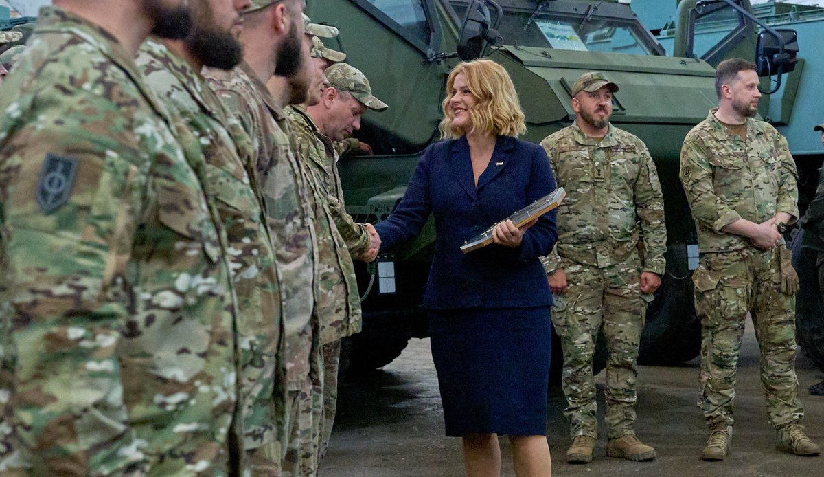 EvikaSilina's tweet image. Solīts, darīts! ✅
Pērn, viesojoties Kijivā, es apsolīju, ka Latvija Ukrainai piegādās “Patria” bruņutransportierus.
Šodien es tos svinīgi nododu Ukrainas Bruņotajiem spēkiem. Latvijas atbalsts Ukrainai nav tikai vārdos, bet reālā rīcībā. Ukrainas drošība ir arī mūsu drošība,…