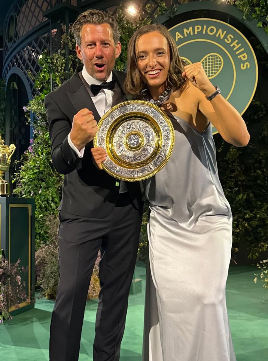 IgaUpdates_'s tweet image. Wim on IG:
✍️„When the Clay Court Queen turns into a Grass Court Lover. A very special place to win our first title together! Jazda!” 🥹❤️