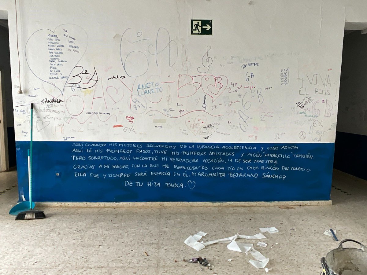 UNIAARQUITECTOS's tweet photo. En esta ocasión queríamos compartir el emotivo mural que los alumnos y maestros del Bernardo Barco han dejado para el recuerdo antes de la demolición del centro. En él se puede leer un mensaje que una maestra dedica a su madre, la cual fue el origen de su vocación docente...💚💚 https://t.co/VmaETkbQ0g