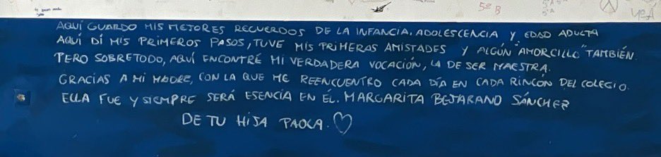 UNIAARQUITECTOS's tweet photo. En esta ocasión queríamos compartir el emotivo mural que los alumnos y maestros del Bernardo Barco han dejado para el recuerdo antes de la demolición del centro. En él se puede leer un mensaje que una maestra dedica a su madre, la cual fue el origen de su vocación docente...💚💚 https://t.co/VmaETkbQ0g