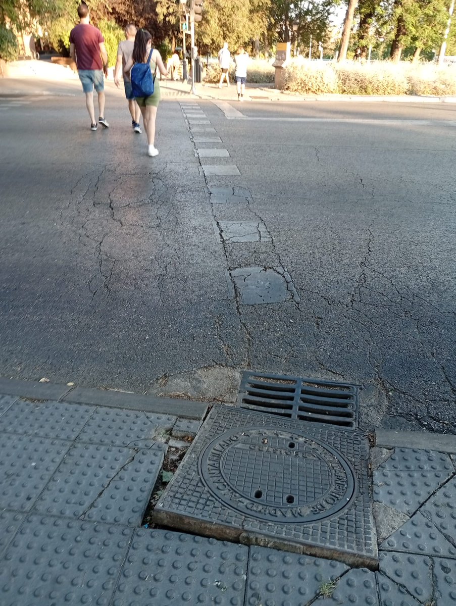 ÚPLA - LA UNIÓN. (@diciembreyo) on Twitter photo Están convirtiendo <a href="/MADRID/">Ayuntamiento Madrid</a> en un parque temático para turistas mientras las personas con diversidad visual ven como la inversión en mejoras urbanas decrece año tras años. Están convirtiendo <a href="/MADRID/">Ayuntamiento Madrid</a> en un parque temático para turistas mientras las personas con diversidad visual ven como la inversión en mejoras urbanas decrece año tras años.