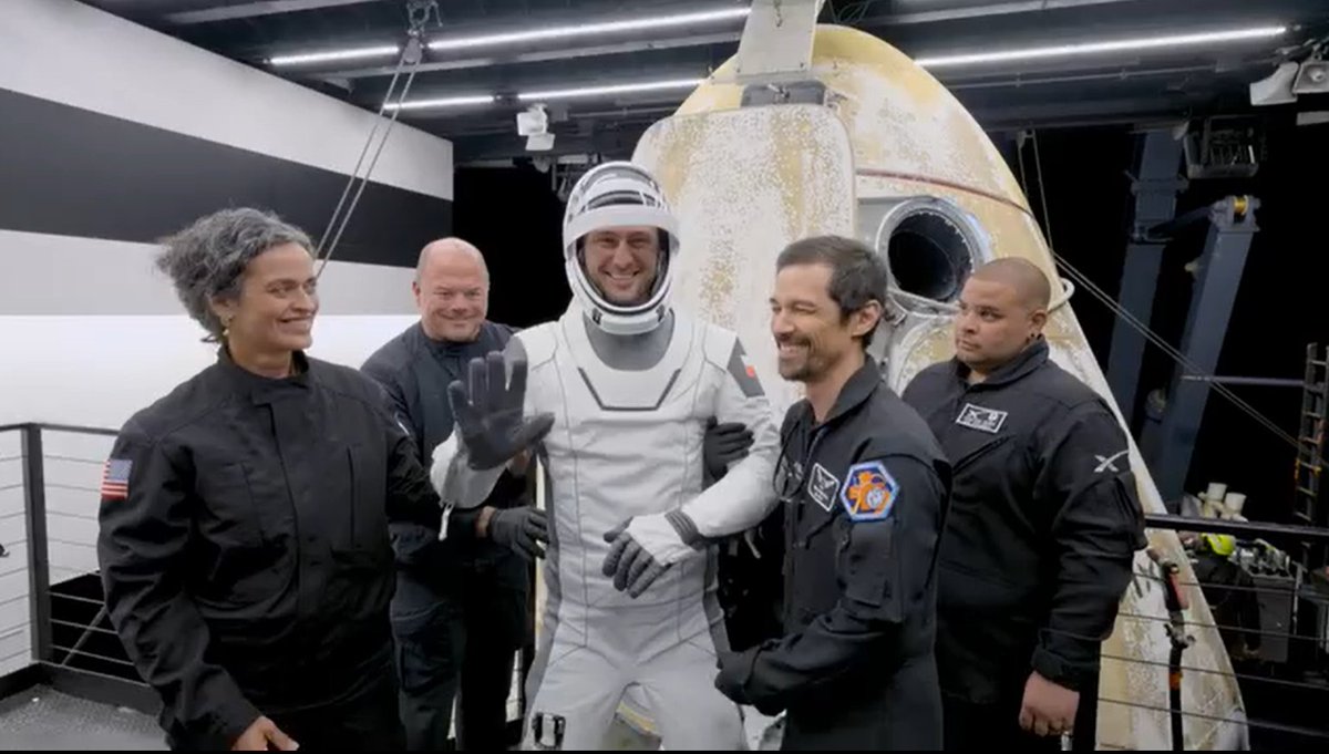 PLinHouston's tweet image. 🇵🇱 Polish pride came back from orbit!
Congrats to @astro_slawosz on completing his mission aboard the #ISS 🛰️
A historic step for #Poland in #space exploration ✨
Thank you for representing us — on #Earth and beyond! 🌍🚀

#PolandInSpace #Ax4 #astro_slawosz