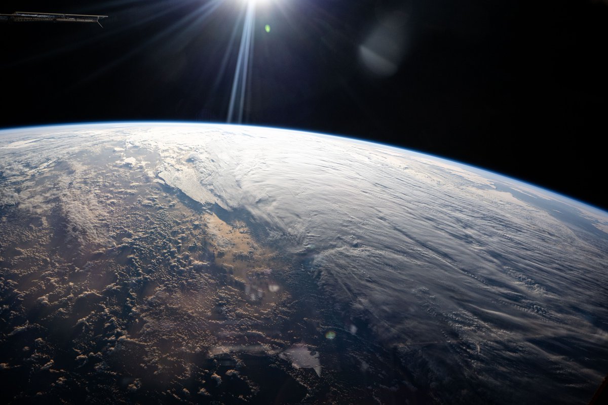 PLinHouston's tweet image. 🇵🇱 Polish pride came back from orbit!
Congrats to @astro_slawosz on completing his mission aboard the #ISS 🛰️
A historic step for #Poland in #space exploration ✨
Thank you for representing us — on #Earth and beyond! 🌍🚀

#PolandInSpace #Ax4 #astro_slawosz