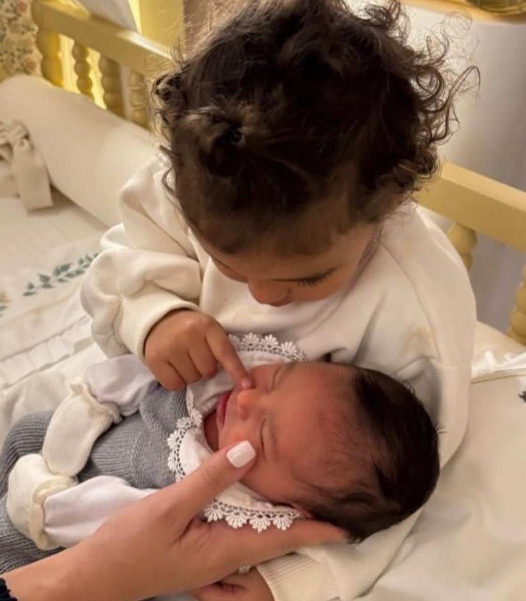 اهتمام مافي ابنة نيمار بشقيقتها ميل 💞😂