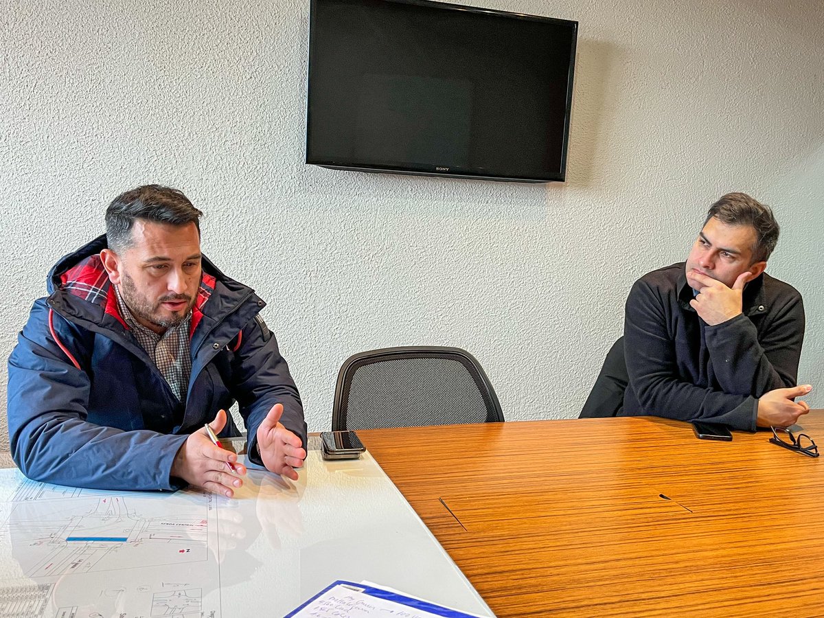 🚦 El Seremi Pablo Joost recibió al concejal Fernando Binder en la UOCT de #PuertoMontt, mostrando el trabajo que lidera para mejorar la movilidad regional.

Con tecnología en tiempo real, la UOCT ajusta semáforos y gestiona el tránsito en beneficio de la ciudadanía.