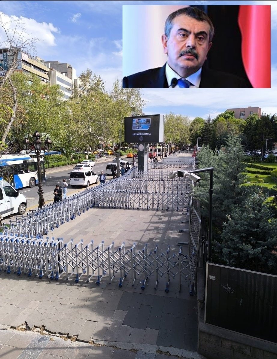 gl_nihat's tweet photo. @trahmetkul Yusuf Tekinle Türkiye ülke daha yeni  tanışıyor. 😅

Bizler 254 gündür her platformda sesimizi duyurmak için kendimizi parçaladık. 2 defa polisler zorla bakanlığın önünden süpürdü. Yetmedi 3 ay bakanlığın önünü barikatlarla kapattı.
#YusufTekinistifa 

#MülakatZulmünde254Gün https://t.co/42Sk1WnwQ1