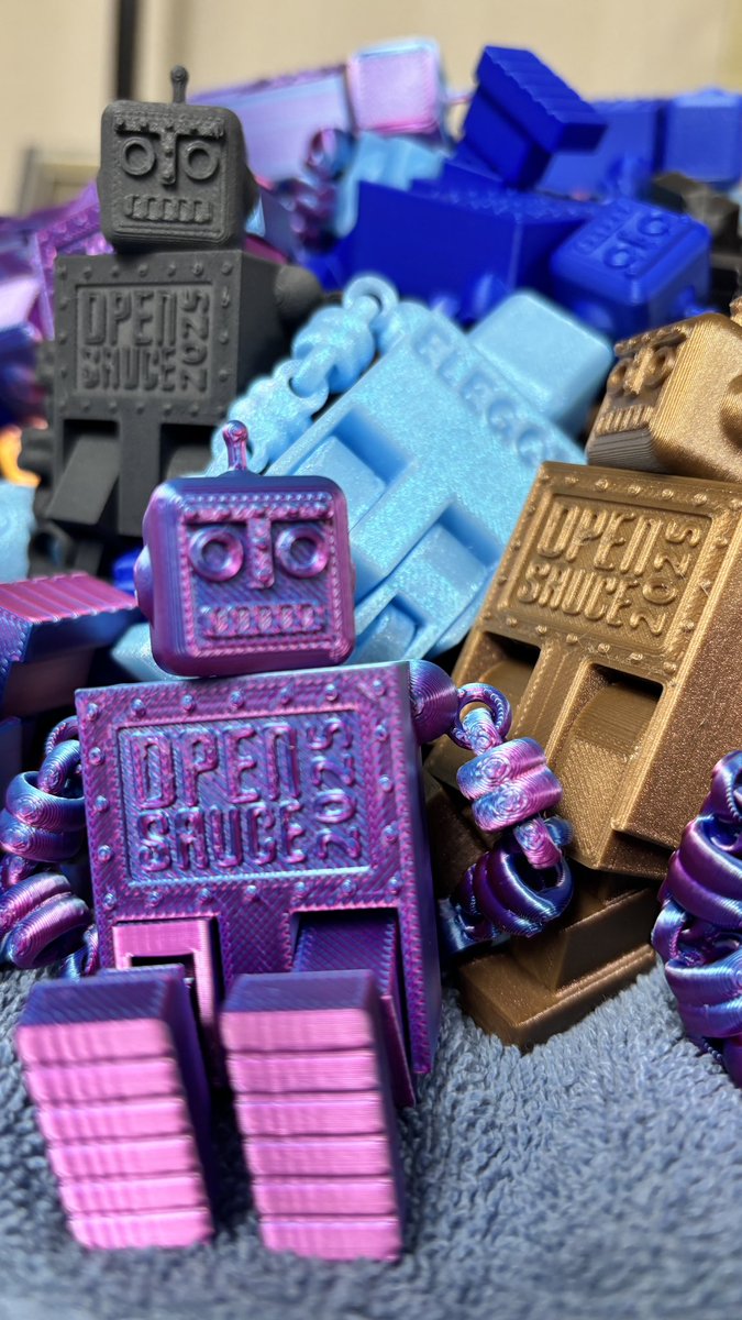 stlDenise3D's tweet image. Ready for @OpenSauceLive with 100 little friends printed on the @Elegoo_Official Centauri Carbon! Find me &amp;amp; maybe you can take one home 😎
Made with @tinkercad 🤖