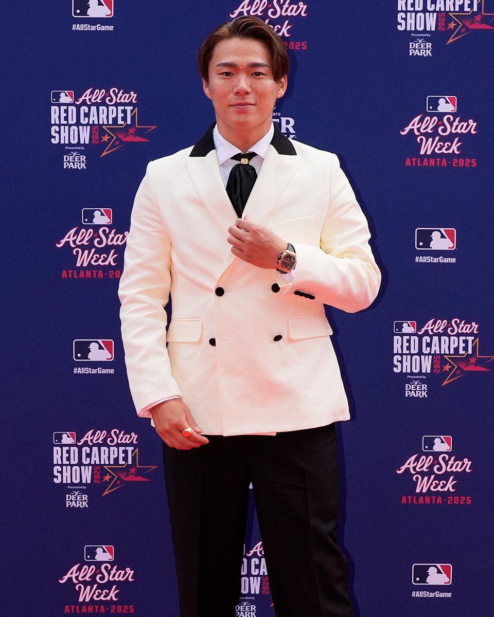 山本由伸投手 初のMLBオールスターのレッドカーペットショーに登場