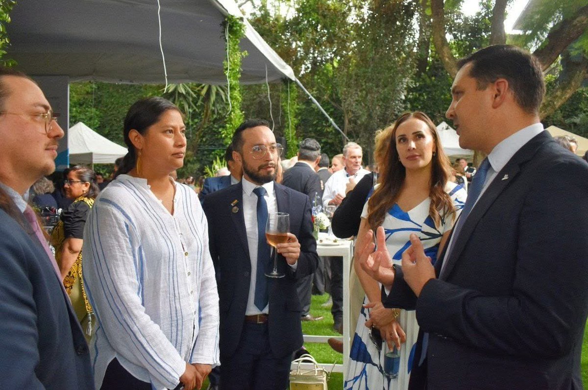 Yaaj México® (@yaajmexico) on Twitter photo 💜🌈 Durante el encuentro, nos dio mucho gusto saludar a colegas y aliadxs de la lucha, con quienes compartimos caminos, convicciones y esperanzas, como la Senadora Celeste Ascencio, el embajador de <a href="/NLinMexico/">Embajada Países Bajos MX 🇳🇱🇲🇽</a>, Excmo Sr. <a href="/WilfredMohr/">Wilfred Mohr</a>, la Directora General de #ProtecciónConsular 💜🌈 Durante el encuentro, nos dio mucho gusto saludar a colegas y aliadxs de la lucha, con quienes compartimos caminos, convicciones y esperanzas, como la Senadora Celeste Ascencio, el embajador de <a href="/NLinMexico/">Embajada Países Bajos MX 🇳🇱🇲🇽</a>, Excmo Sr. <a href="/WilfredMohr/">Wilfred Mohr</a>, la Directora General de #ProtecciónConsular
