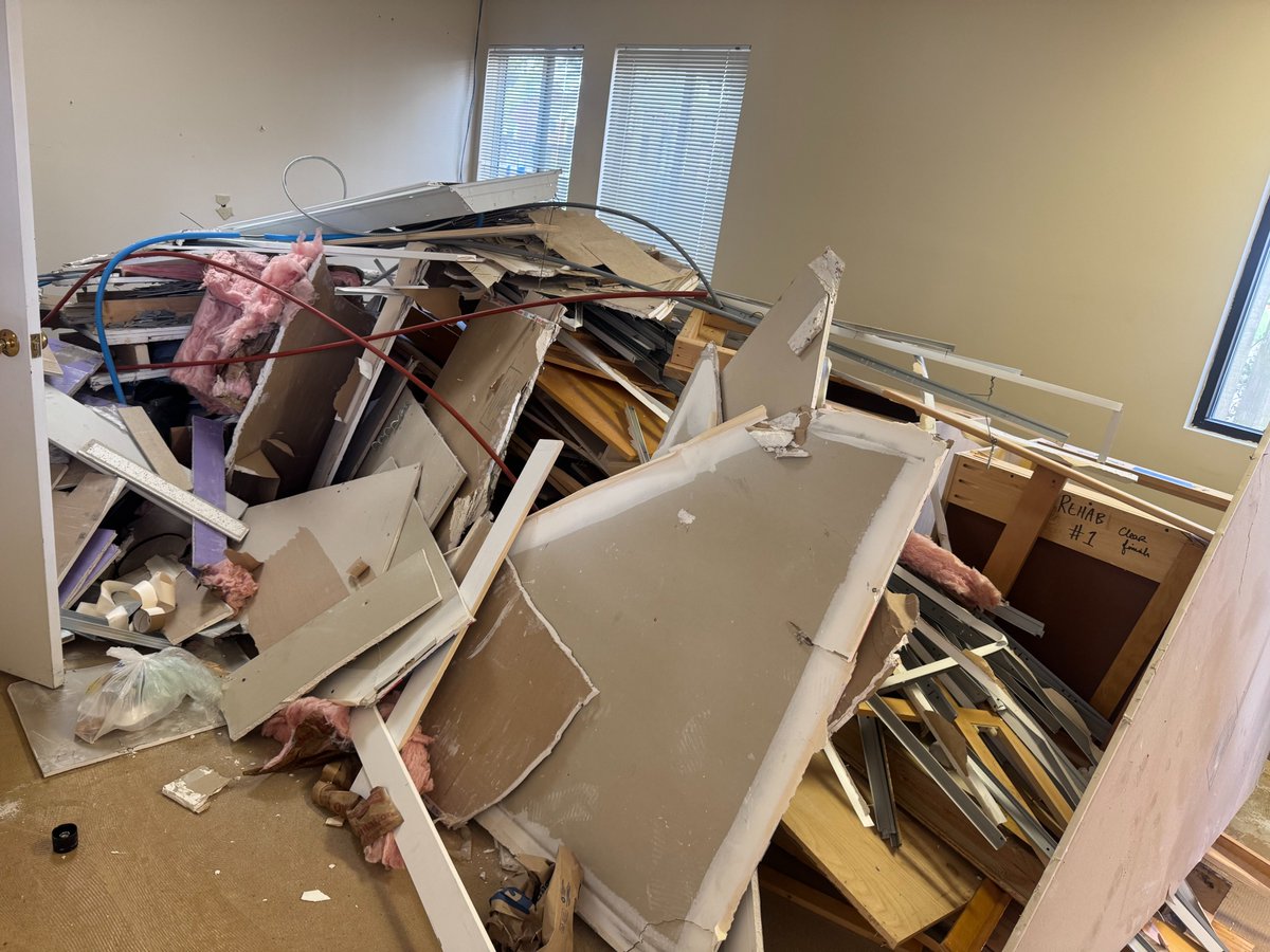 BDJunkremoval's tweet image. Swipe to Clean: Post Renovation Edition
Make Junk and Clutter disappear like magic✨

🐾Black Dog Junk Removal
📍Charleston, SC
☎️843-920-JUNK

#JunkRemoval #CleanOutCrew #DeclutterYourLife #SwipeToClean #BeforeAndAfter #JunkBeGone #TidyTransformation #ClutterFree #TrashToClean