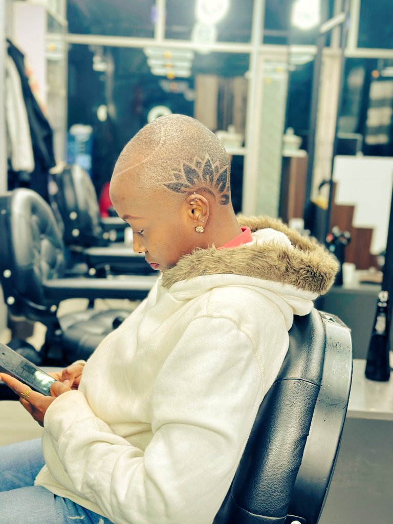tabbythamwendwa's tweet image. My barber snapped y'all....👌🏽🔥🔥🔥✂️💇‍♀️ #CleanFade 👌🏽#BaldHead 👩‍🦲 💕
📍-Cutz.Castle Barbershop,  Bazaar Plaza 2nd Floor!