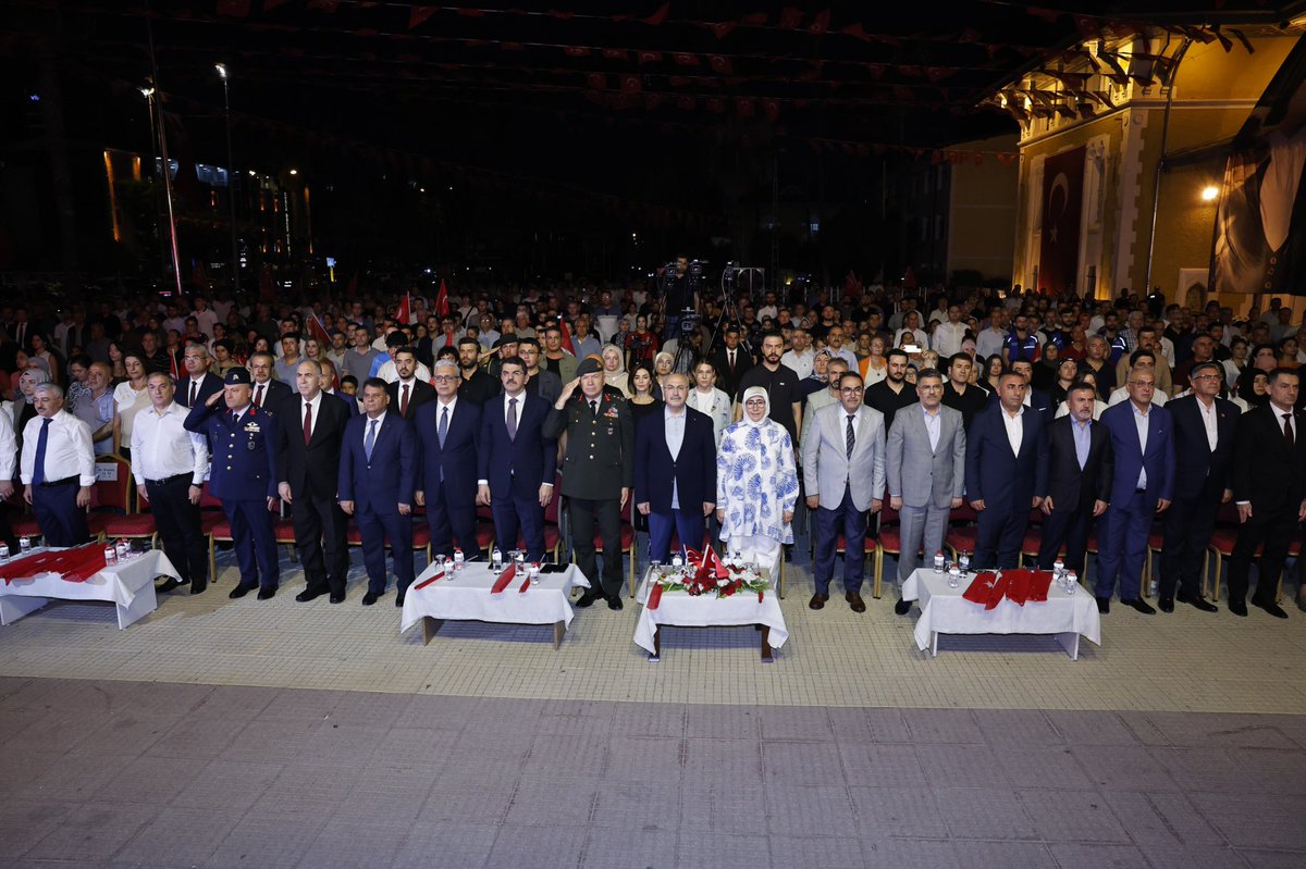 #15Temmuz, bir milletin kendini unutanlara,
“Biz buradayız ve bu topraklar bizimdir!” deyişidir. 🇹🇷
Aziz milletimizin, tarih sayfalarına altın harflerle yazdığı 15 Temmuz Kahramanlık Destanı'nın gurur ve coşkusunu paylaşmak üzere, Valimiz Sayın <a href="/yskosger/">Yavuz Selim KÖŞGER</a>, il protokolü ve çok