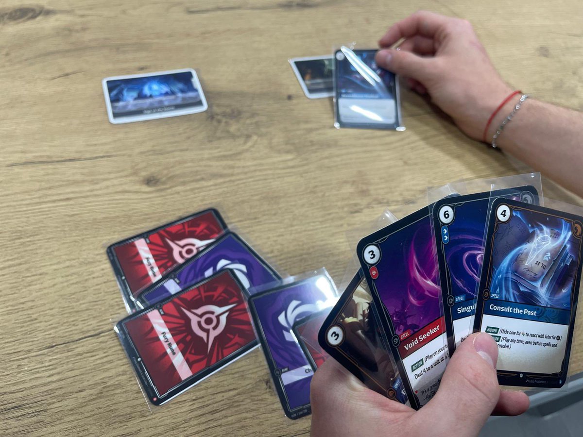 Ya tenemos preparados los mazos de Riftbound!! vamos calentando motores para este viernes 🔥 

Os esperamos 👀🐉