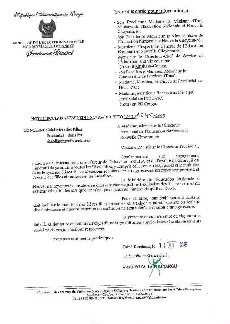 AngangaJ's tweet photo. Message de désolation face à la banalisation de la grossesse en milieu scolaire .

Il est profondément désolant, voire révoltant, de constater qu'aujourd’hui, dans notre société, des mesures sont prises pour normaliser un phénomène qui devrait, au contraire, alerter notre conscience collective : l’autorisation accordée aux jeunes filles enceintes, souvent mineures, de poursuivre leur scolarité sans que la gravité de leur situation ne soit véritablement questionnée.

Loin de toute volonté d’exclusion ou de stigmatisation, il est essentiel de rappeler un principe fondamental : la majorité sexuelle en droit est fixée à 18 ans revolus. Toute activité sexuelle impliquant une personne en dessous de cet âge est juridiquement qualifiée de viol ou d’abus sexuel sur mineur. Dès lors, comment peut-on, dans une école censée éduquer, protéger et construire l’avenir, accepter sereinement qu’une mineure enceinte suive les cours comme si de rien n’était, sans que cela ne déclenche une alerte ou une réaction institutionnelle vigoureuse ?

L’école primaire et secondaire sont des milieux majoritairement composés de mineurs. Laisser une fille enceinte poursuivre les cours aux côtés de ses camarades revient à banaliser une infraction grave, à faire comme si tomber enceinte à 14 ou 15 ans était une étape normale de la vie scolaire. C’est non seulement un signal d’abandon moral, mais aussi un aveu collectif d’impuissance face à l’échec de la protection de l’enfance.

Nous devons cesser de traiter les conséquences (la grossesse), tout en restant silencieux sur les causes (le viol, les abus, l’effondrement des repères sociaux). Une jeune fille enceinte dans une école, ce n’est pas un simple fait divers. C’est un drame juridique, moral et éducatif. Et il est temps de le dire haut et fort.

Nous ne pouvons pas, par souci d’inclusion mal comprise, cautionner une situation qui trahit la mission fondamentale de l’école : protéger, éduquer, encadrer et élever moralement les enfants. Autoriser les mineures enceintes à continuer les cours, sans mesures d'encadrement psychologique, juridique ou disciplinaire adaptées, revient à les condamner au silence, à normaliser la précocité sexuelle et à rendre floues les lignes rouges de la loi.

Notre silence serait une complicité. Notre indifférence, une trahison envers l’enfance.