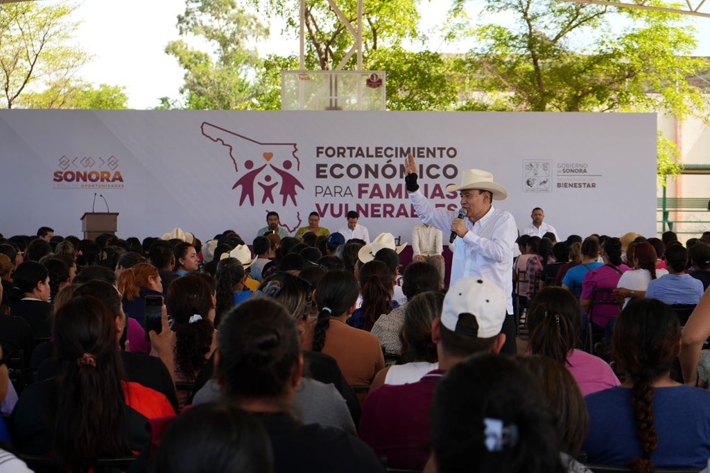 Heriberto Aguilar (@juntosheriberto) on Twitter photo En la Perla del Mayo, #Navojoa, acompañamos al gobernador <a href="/AlfonsoDurazo/">Alfonso Durazo</a> a entregar apoyos económicos a quienes más lo necesitan.
Desde esta tierra, reafirmamos que la justicia social no es discurso, es acción. Este gobierno sí cumple: gobierna con principios y transforma vidas En la Perla del Mayo, #Navojoa, acompañamos al gobernador <a href="/AlfonsoDurazo/">Alfonso Durazo</a> a entregar apoyos económicos a quienes más lo necesitan.
Desde esta tierra, reafirmamos que la justicia social no es discurso, es acción. Este gobierno sí cumple: gobierna con principios y transforma vidas