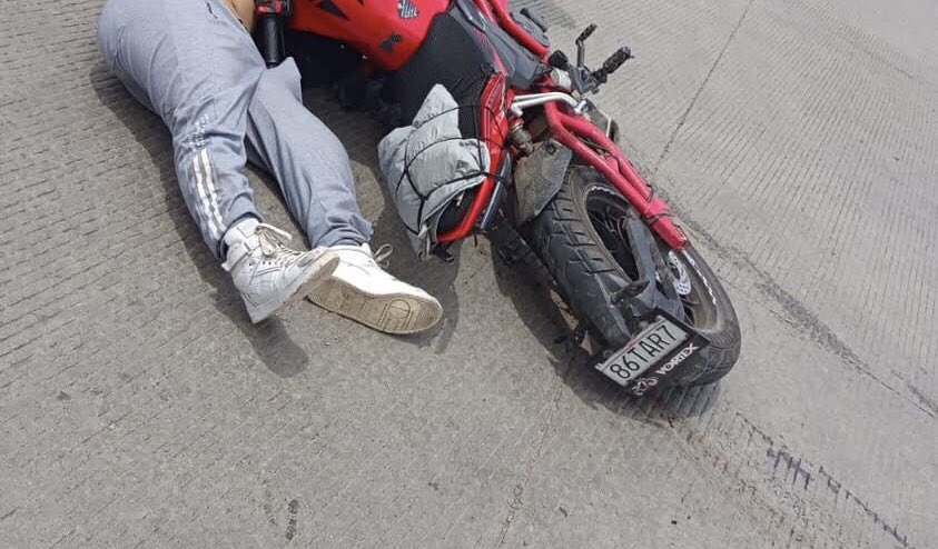 🔴Motociclista pierde la vida tras ser atropellado en #Oaxaca; responsable fue detenido

Un camión tipo #Torton causó la muerte de un joven motociclista en el Periférico de la capital oaxaqueña. Responsable pretendía darse a la fuga pero fue increpado por automovilistas.