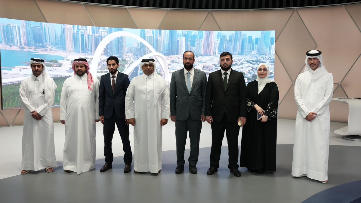 qmc_qa's tweet image. أجرى سعادة الدكتور حمزة المصطفى، وزير الإعلام في الجمهورية العربية السورية والوفد المرافق له، جولة ميدانية في المؤسسة القطرية للإعلام شملت تلفزيون قطر وتلفزيون 37، حيث اطّلع على سير العمل والبنية التقنية الحديثة، مشيدًا بما لمسه من تطور إعلامي ومؤكدًا أهمية تعزيز التعاون الإعلامي
