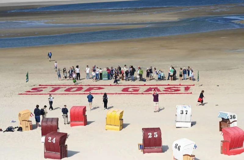 EnvirosTakingLs's tweet image. BREAKING: Climate activists rally on German island against North Sea drilling yahoo.com/news/climate-a…