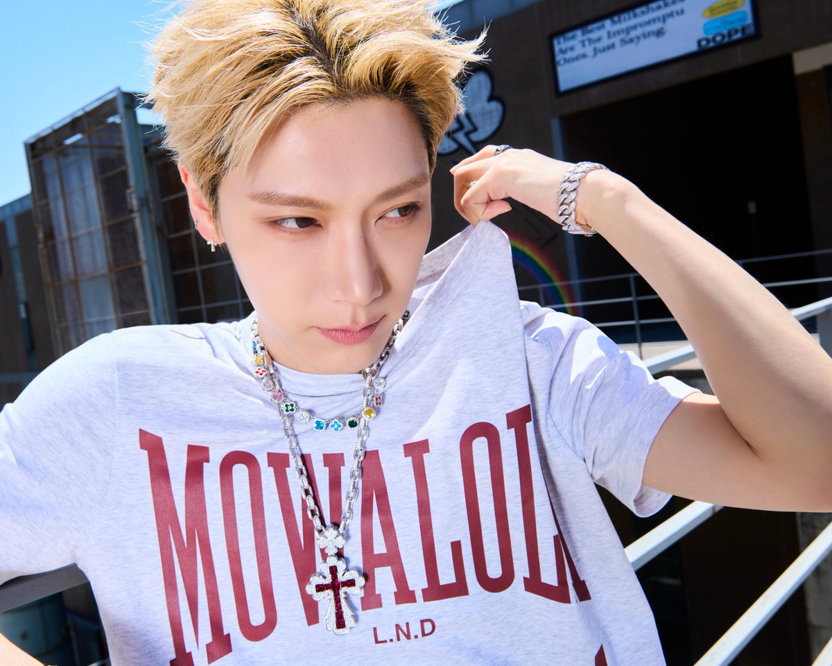 OneilyMusic's tweet image. WayV releases music video images featuring TEN for “BIG BANDS.”