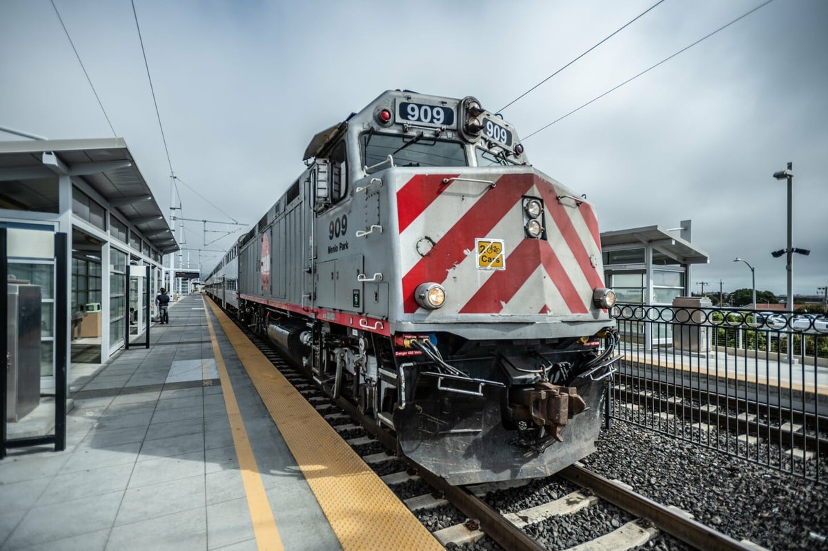 Los #trenes de la #Municipalidad de #Lima, ya fueron presentados. Descongestionará en tráfico entre la estación Desamparados y #Chosica; luego se ampliará hasta #Callao. Pero el Gobierno no entiende y ya comenzó a poner trabas. Eso es desconocer el arte de la gestión pública