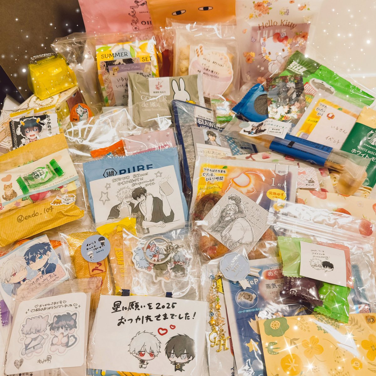 snowirue's tweet image. セルフ出荷した🧳が本日無事届きましたので、大変遅くなりましたが、差し入れ📷🎁✨️ありがとうございました…!色々もっとお礼言いたいんですが、一言だけ…これからもぎんひじ描きますっ!🥹🍓🥛