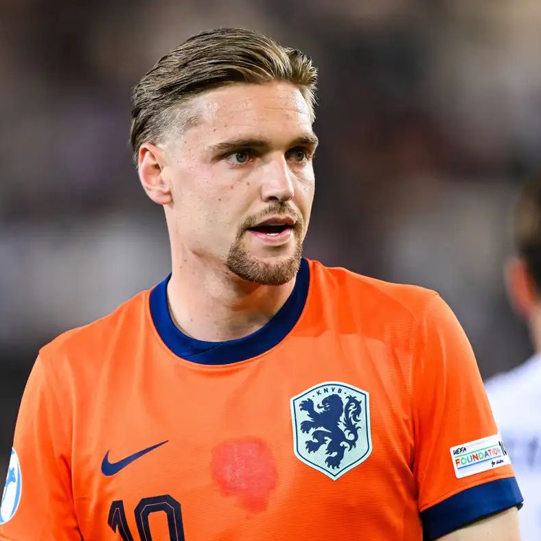 _mercadoazul_'s tweet photo. 🍿🇳🇱 Kenneth Taylor está bastante aberto à mudança para o FC Porto e não mostra abertura para renovar contrato com o Ajax, tendo apenas mais 2 anos de ligação, revela @LentinGoodijk. https://t.co/KvBG7Wu719