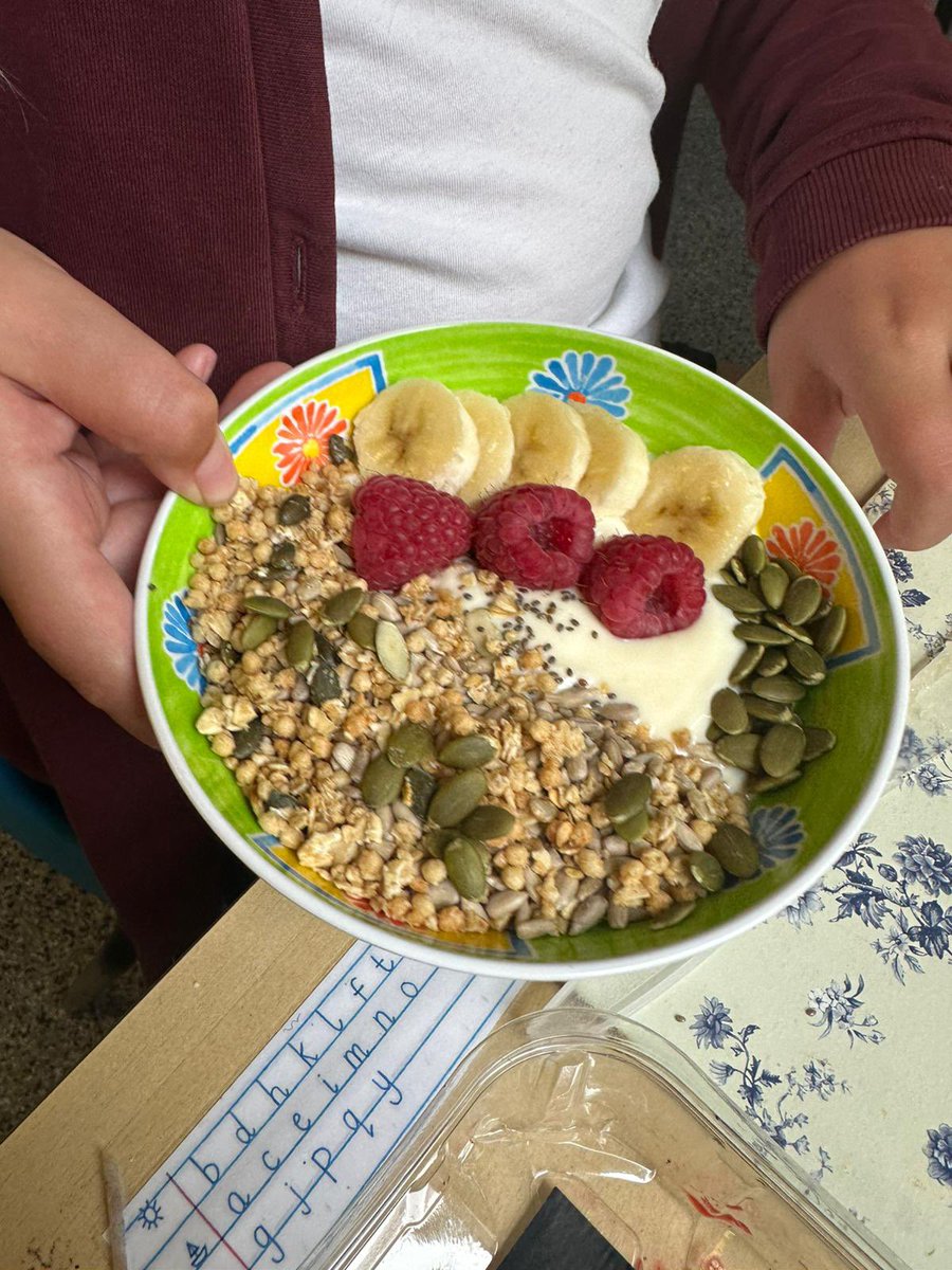 💥Smash Life💥

Making some healthy snacks with some amazing children in mentoring sessions today 

Creativity is 🔑 / and also participating “DOING” engaging with the child 💙

Millbrook Primary thanks for being as welcoming as ever 

#leadingfromtheheart