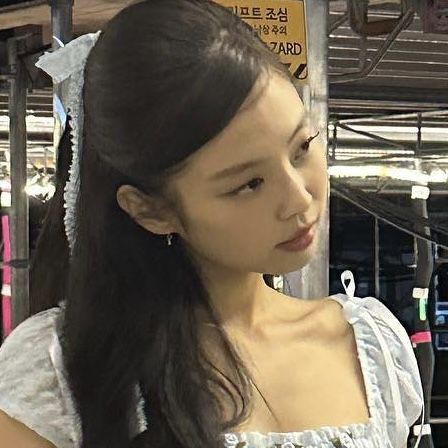 aespinkfics's tweet photo. A Thread: My Girlfriend's Love Language is 'Libre'

A Jenlisa AU where a girl from a rich family spoils her "poor" girlfriend, completely unaware that her girlfriend's family could buy hers ten times over. https://t.co/gPyCubadXP