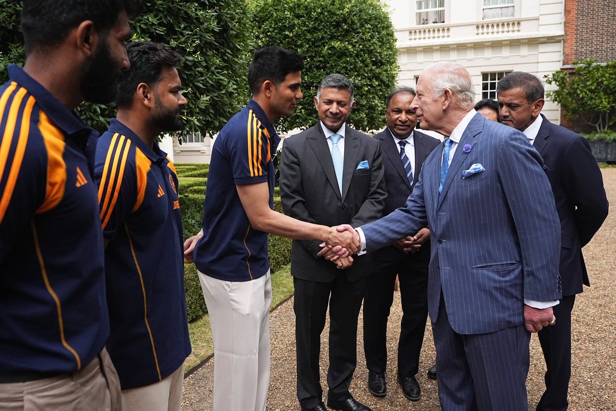 RoyalFamily's tweet image. 🏏 Today, The King welcomed the India men’s and women’s cricket teams to Clarence House.
