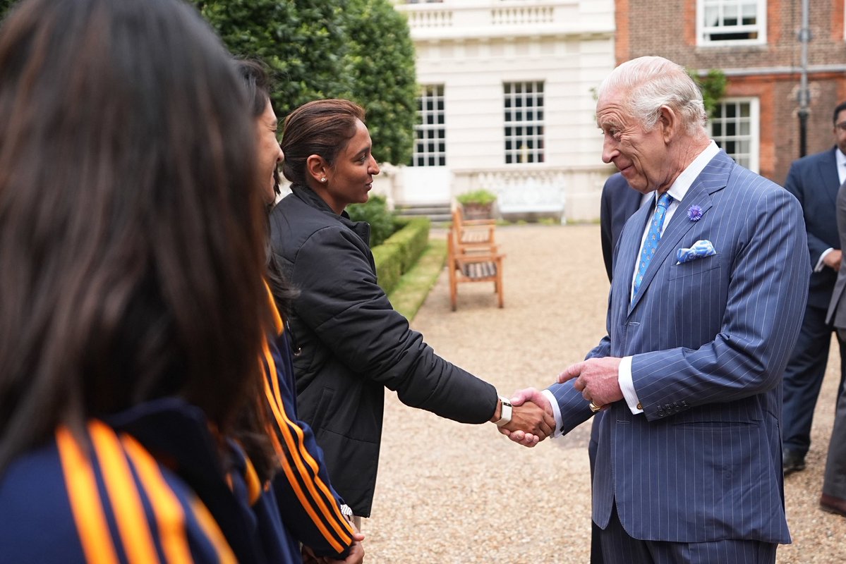 RoyalFamily's tweet image. 🏏 Today, The King welcomed the India men’s and women’s cricket teams to Clarence House.