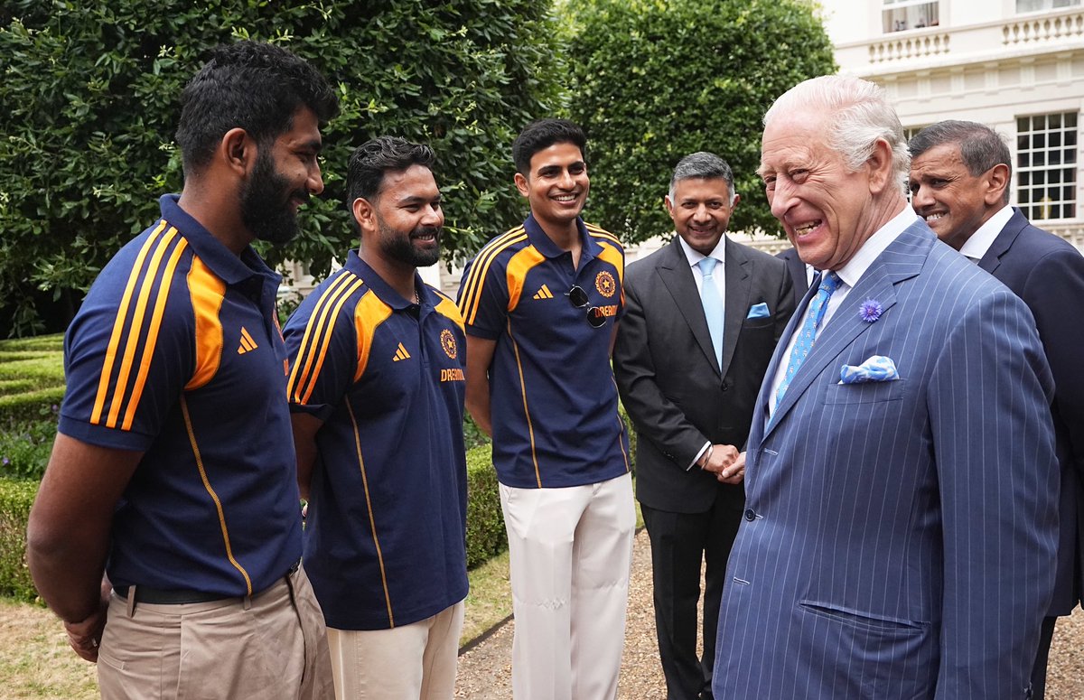 RoyalFamily's tweet image. 🏏 Today, The King welcomed the India men’s and women’s cricket teams to Clarence House.