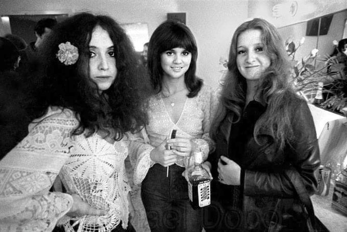 crockpics's tweet photo. Maria Mulduar, Linda Ronstadt and Bonnie Raitt 1973. https://t.co/Hsx8ddROjh