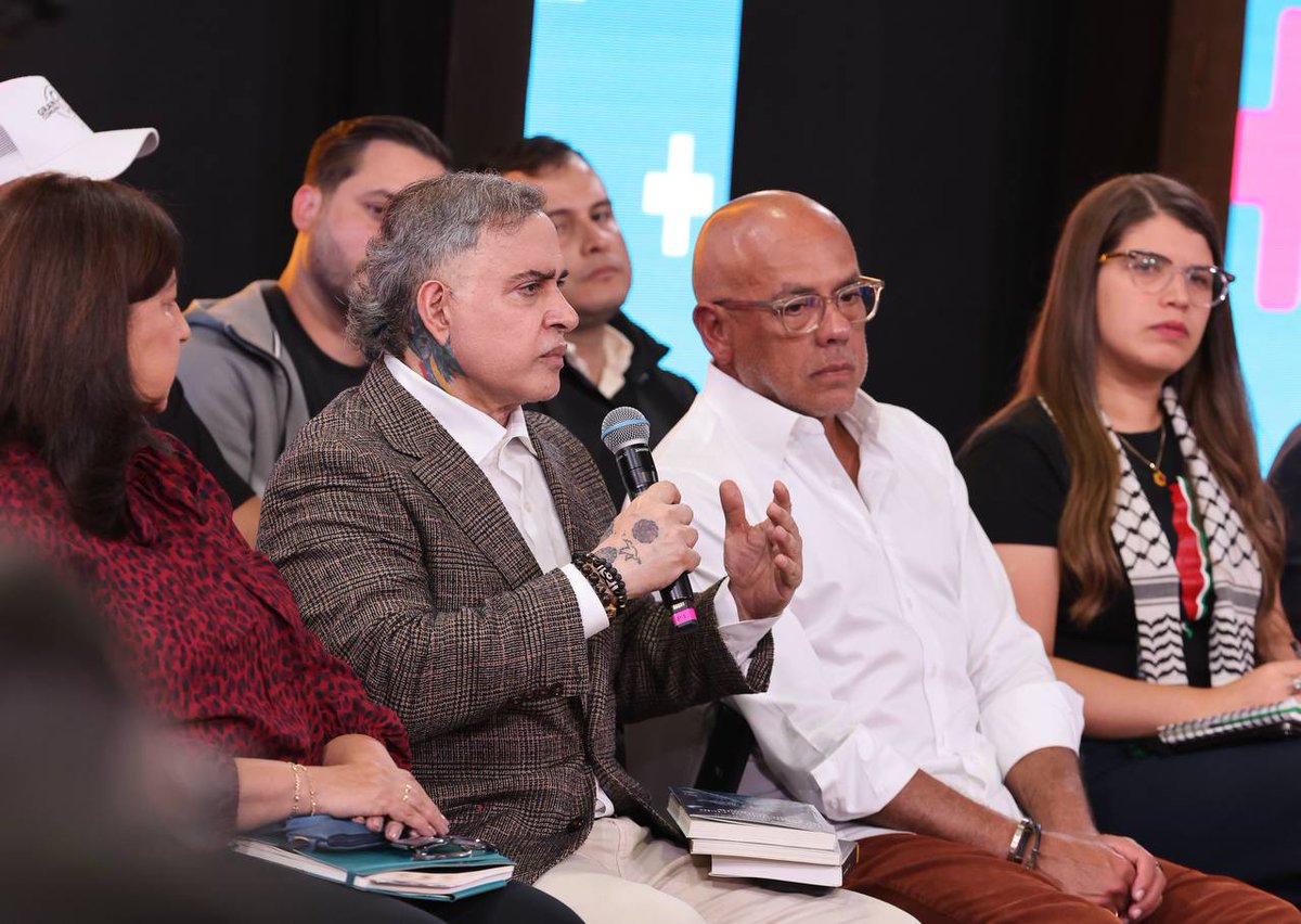 raymiris2804's tweet image. El próximo domingo elegiremos a nuestros representantes municipales y escogeremos en los más de 15 mil centros de votación los proyectos de la juventud. Seguimos avanzando hacia una nueva forma de democracia para la consolidación del #Poder #Comunal.