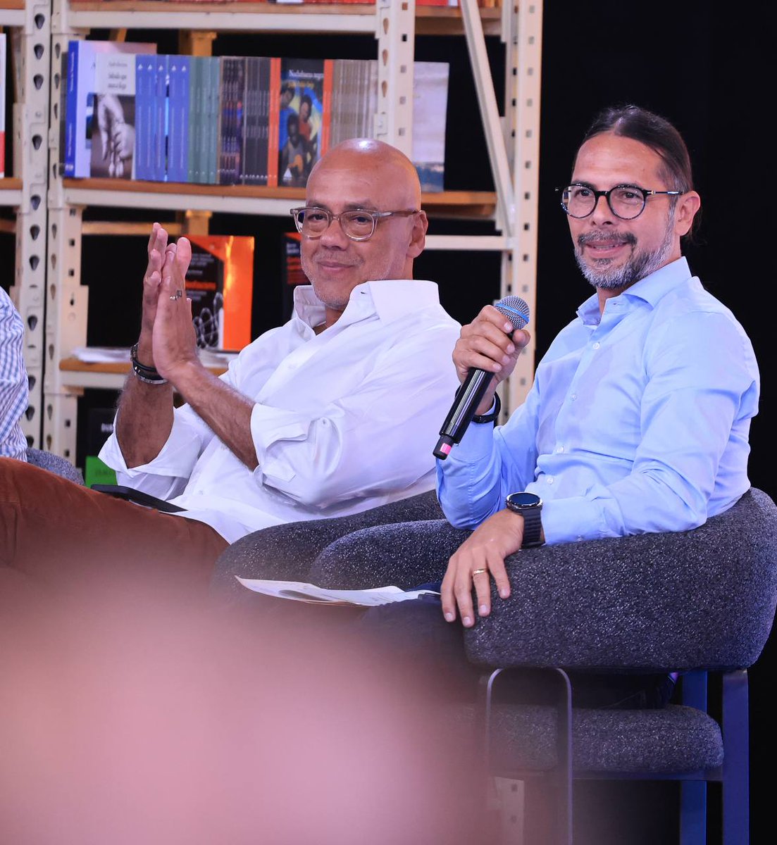 raymiris2804's tweet image. El próximo domingo elegiremos a nuestros representantes municipales y escogeremos en los más de 15 mil centros de votación los proyectos de la juventud. Seguimos avanzando hacia una nueva forma de democracia para la consolidación del #Poder #Comunal.