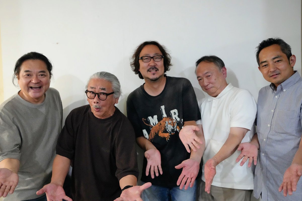 HidekiSakamoto's tweet image. 植松伸夫さん、岡宮道生さん、横川靖さん、弊社の加藤浩義くんとスマイルプリーズさん事務所で飲み会でした。お料理とお酒を持ち寄ってみんなでワイワイ。
本当にお久しぶりなのに、これでもか!というくらいのくだらない話題ばっかり!お腹がよじれて腸捻転になるかと思いました!最高でした!!