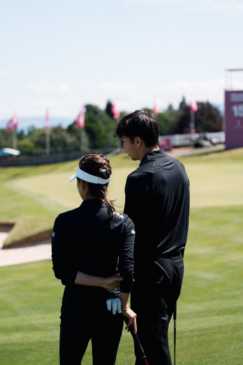 alex_albon's tweet image. Always love seeing Lily do her thing, thanks @EvianChamp for letting me hit some balls!⛳️
