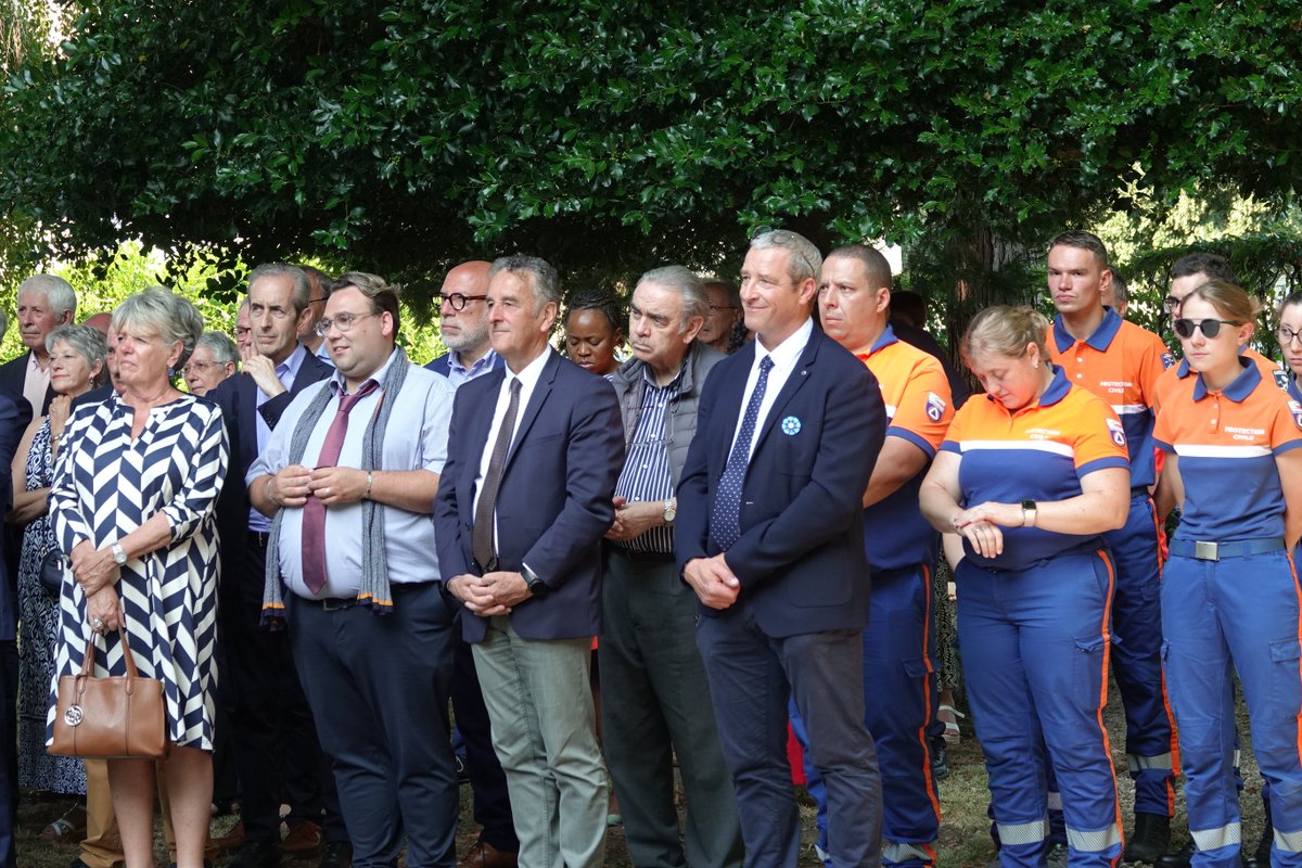 🇫🇷#14Juillet - jardins de la préfecture du Cantal
👉Dans le cadre de la fête nationale du 14 juillet, Philippe Loos, préfet du Cantal a accueilli l’ensemble des élus du Cantal, les chefs de service de l’État et les forces de sécurité et de secours, ainsi que des associations