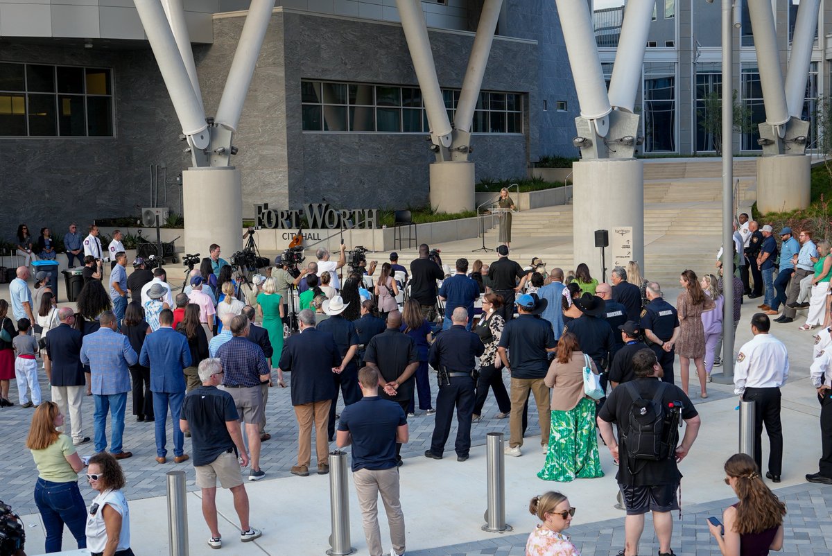 fortworthpd's tweet image. Last night was truly special. Thank you to everyone who came out to show their support for the victims of the Texas Hill Country Flooding. Thank you to @MayorMattie and the @CityofFortWorth for organizing this candlelight vigil.
Its still a long road ahead for our fellow Texans,…