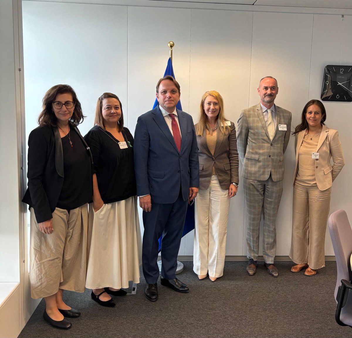 OliverVarhelyi's tweet image. Met with @eurordis to discuss how we can accelerate innovation and deliver new treatments faster to all Europeans living with rare diseases. Moving forward decisively on the #BiotechAct, #ERNs, and #CMA will be key to making this a reality. #RareDiseases