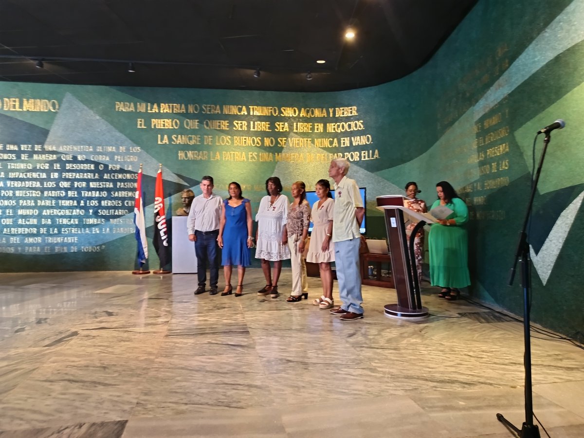 Elgin Daniel Fontaine Ralló (@elginrallo) on Twitter photo #40Aniversario de <a href="/Ceimpex/">Cubaelectrónica</a>, momento para reconocer a trabajadores destacados y con más de 20 años en el Sector de Industrias. Felicidades. Trai por #CubaEstaFirme 💪🏻🇨🇺 #40Aniversario de <a href="/Ceimpex/">Cubaelectrónica</a>, momento para reconocer a trabajadores destacados y con más de 20 años en el Sector de Industrias. Felicidades. Trai por #CubaEstaFirme 💪🏻🇨🇺