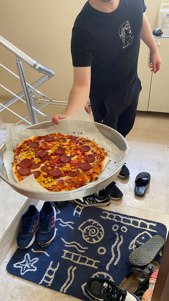 To9uz's tweet image. komşunun oğlu evde aç kalmamla alakalı  tvitimi görmüş ve gidip benim için pizza yapmış.. ee ne demişler ev alma komşu al!!