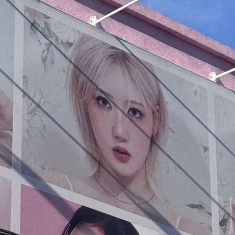 RAMIGLOBAL_'s tweet photo. #RAMI on Banila Co building 

#라미 #ラミ #SHINRAMI https://t.co/B3faaSmyDw