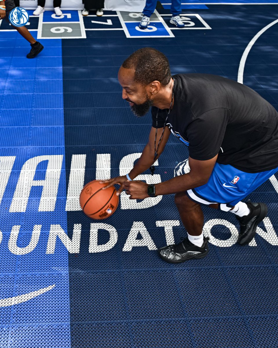 MavsOffCourt's tweet image. We unveiled a newly renovated basketball court at Genesis Women’s Shelter, more than 20 years after we first built it. Mavs legend Rolando Blackman joined us to celebrate the special moment 🏀💙
@Sprite // #MFFL