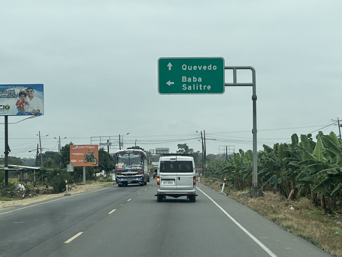 leydacampbell5's tweet photo. Monumental obra en plena ejecución como es la vía E25 que conecta: Guayas, Los Ríos y Santo Domingo. Hemos esperado años para vivir esta realidad. Gracias @DanielNoboaOk. @MinGobiernoEc sugiero  más publicidad de la misma xq otros ya la tuviesen  empapelada. https://t.co/nnwztEW1pX