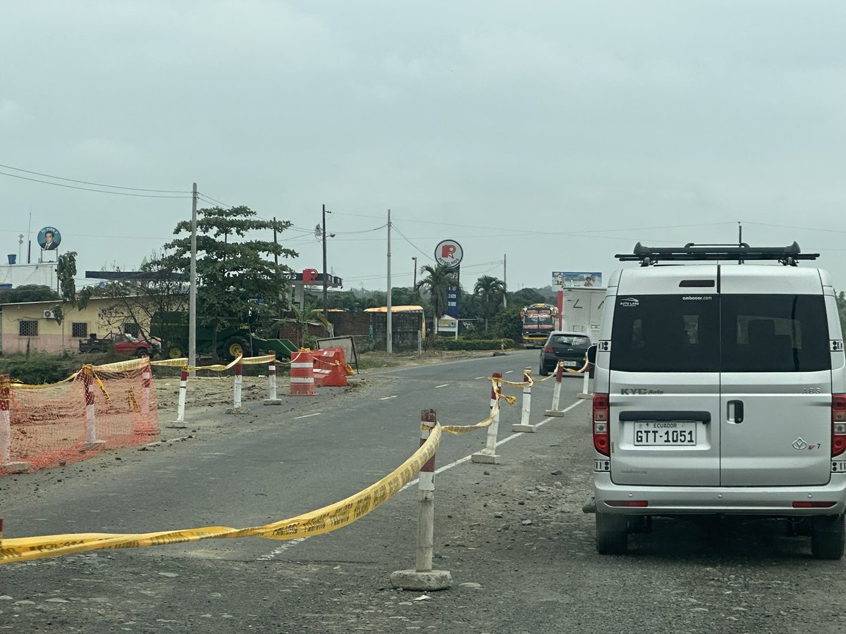 leydacampbell5's tweet photo. Monumental obra en plena ejecución como es la vía E25 que conecta: Guayas, Los Ríos y Santo Domingo. Hemos esperado años para vivir esta realidad. Gracias @DanielNoboaOk. @MinGobiernoEc sugiero  más publicidad de la misma xq otros ya la tuviesen  empapelada. https://t.co/nnwztEW1pX