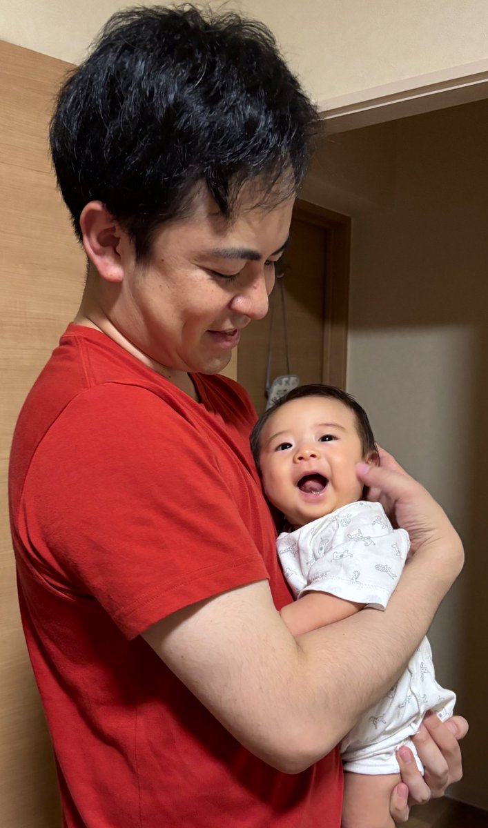 kosakkunari's tweet photo. 私共事ですが、、、

妻が骨折しながらも、無事男の子を産んでくれました👦(1枚目)
そのため一時的に劇団での活躍は制限して子育て及び妻のサポートを頑張ります！

そして、リプ欄でアンケート！

今現在の息子👦(2枚目)は
過去の僕👨(3枚目)
過去の妻👩(4枚目)
どちらに似てると思いますか？？ https://t.co/NFLYbsDRDL